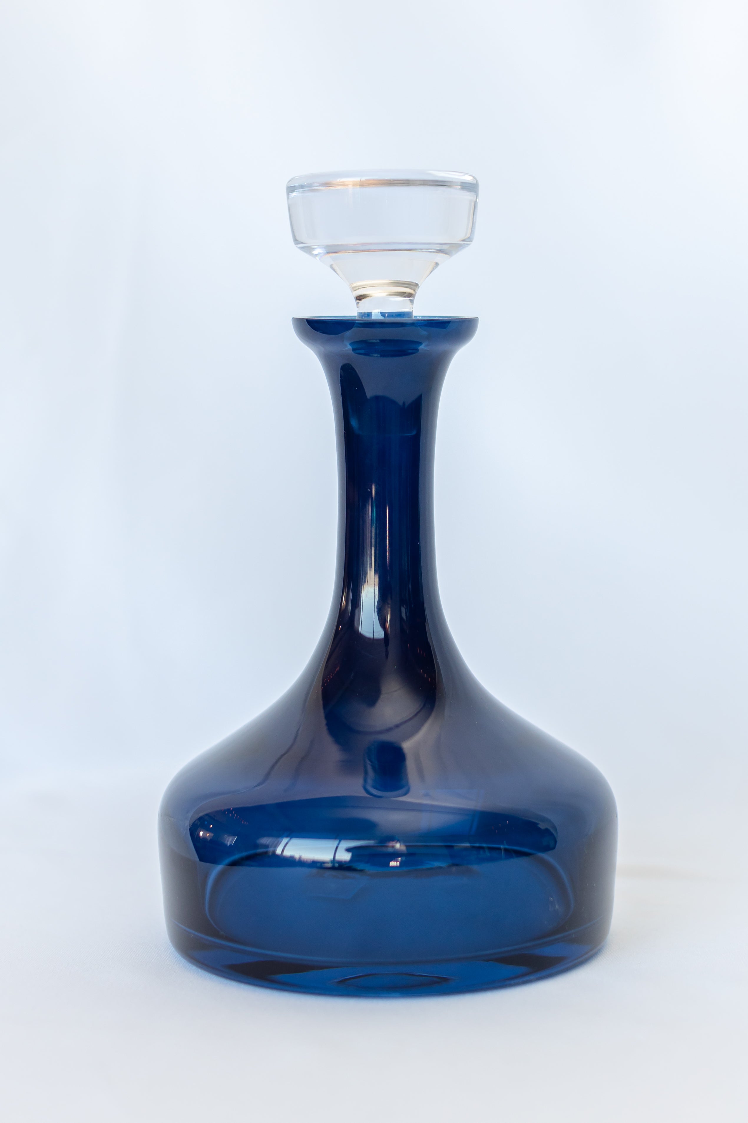 Seamless Rounded-base Glass Decanter